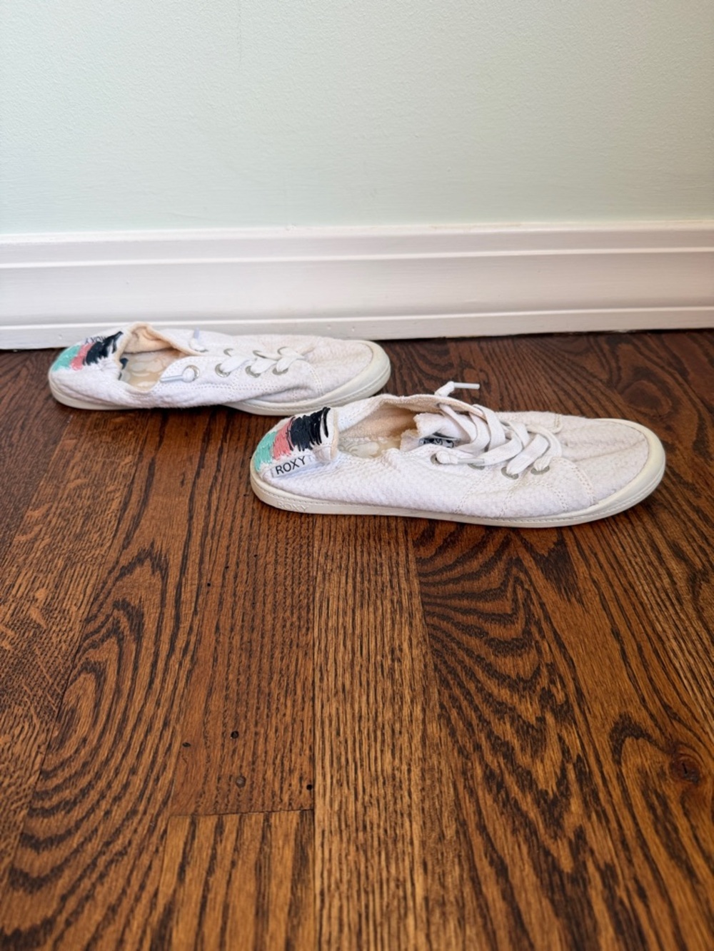Roxy Women’s Size 8 White Canvas Sneakers with Pink & Teal Accent - Picture 4 of 9